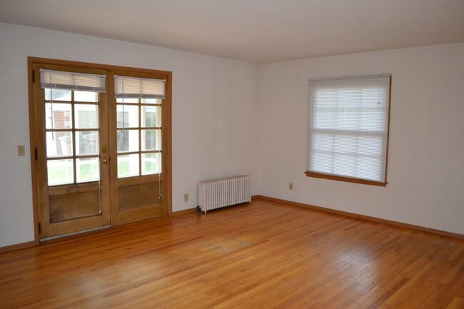 Photo - 2737 Lynn Ter