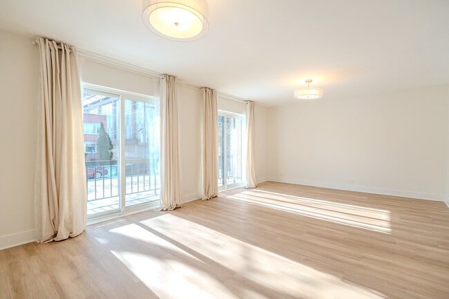 Photo - 2740 W Farragut Ave Unidad 1