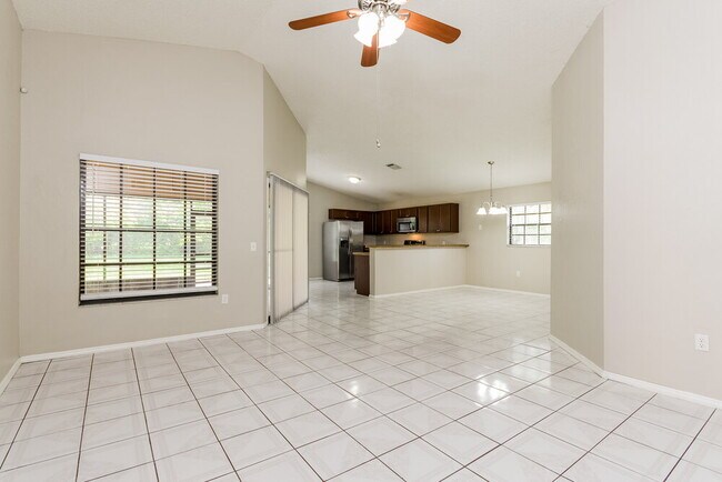 Photo - 1657 Sunburst Way
