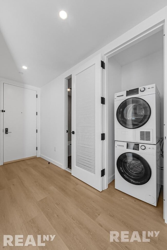 Photo - 953 Dean St Unidad 724