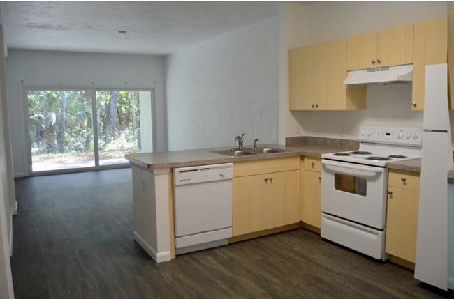 Building Photo - 1800 vics way Unit Grand Oaks Apartments