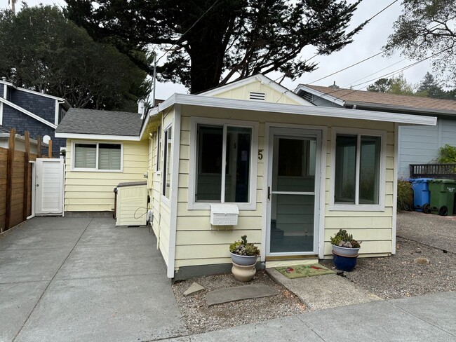 Building Photo - CHARMING ONE BEDROOM / ONE BATHROOM MILL V...