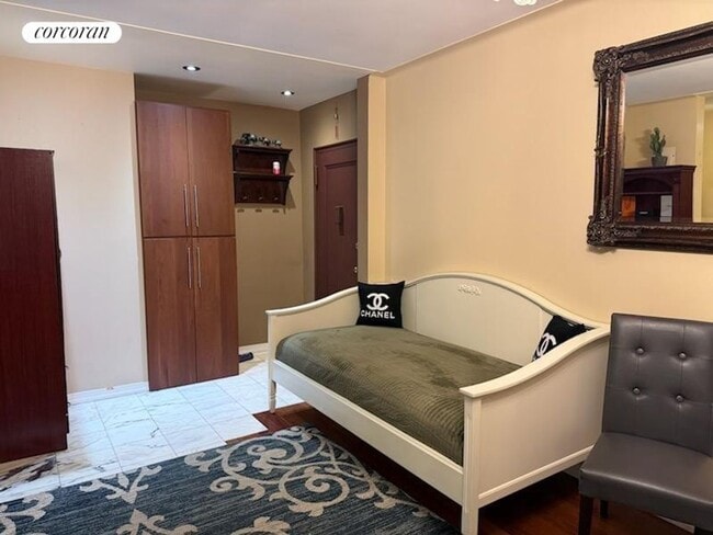 Photo - 325 E 77th St