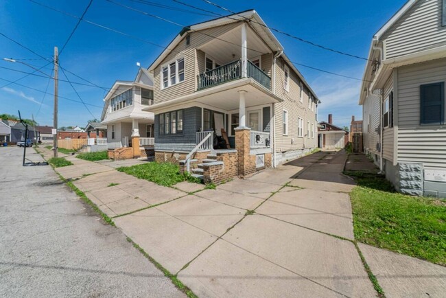 Building Photo - 3402 Roehl Ave Unit Down