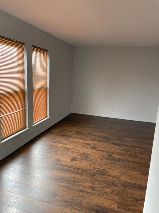 Stunning 3 Bed 2 Bath duplex - Stunning 3 Bed 2 Bath duplex House