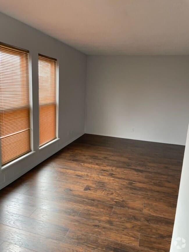 Building Photo - Stunning 3 Bed 2 Bath duplex Rental