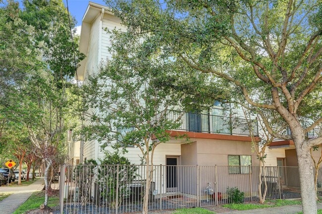 Building Photo - 2202 Bastrop St Rental