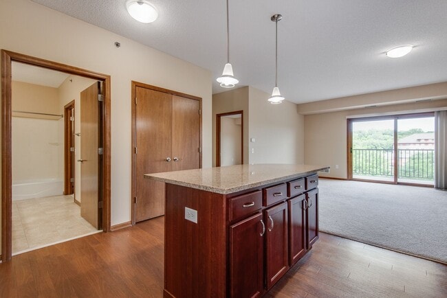 Oaks Glen Lake Apartments