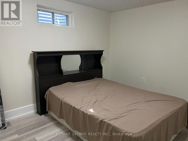 Photo - 118 Archdekin Dr