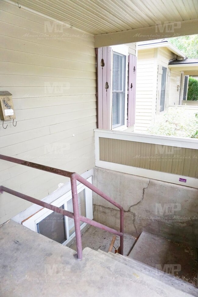 Photo - 640 1/2 S Meldrum St