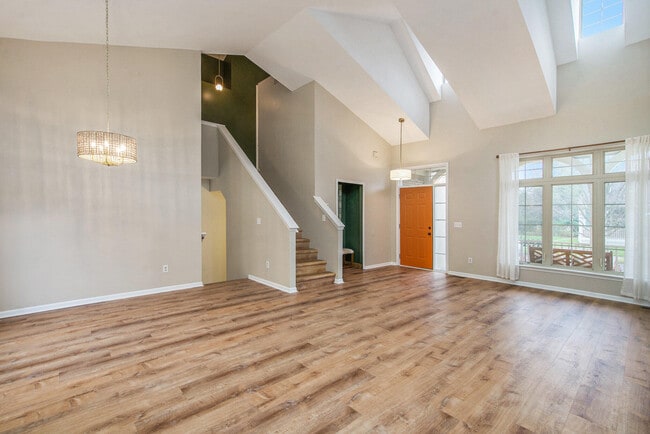 Photo - 5660 Versailles Ave