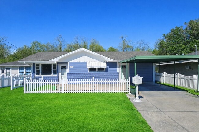 Building Photo - 1330 West Dr