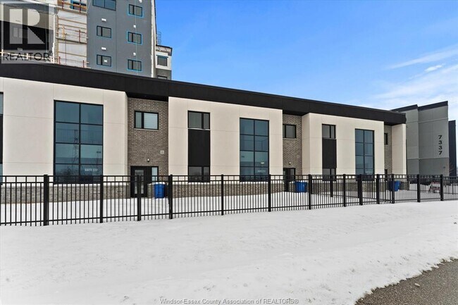 Photo - 4300 Laurier Pkwy