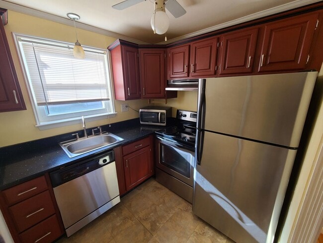 Photo - Studio in Rocky Hill - Heat & Hot Water In...