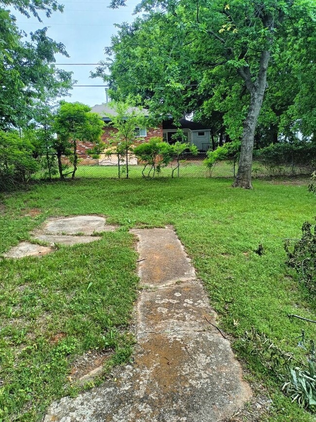 Photo - Beautiful 3 Bed / 1 Bath Home with Large Yard!