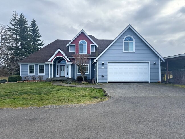 Building Photo - Stunning 4 Bedroom 2.5 bath home on over an acre near the city!