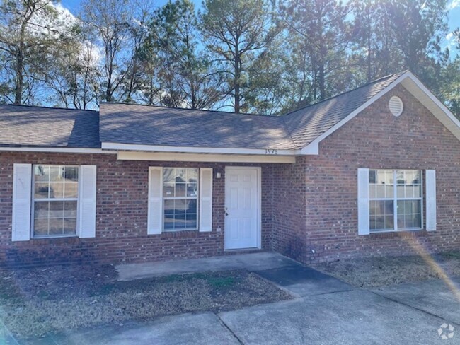 Building Photo - Newly Renovated Longview Court Available Now! Rental