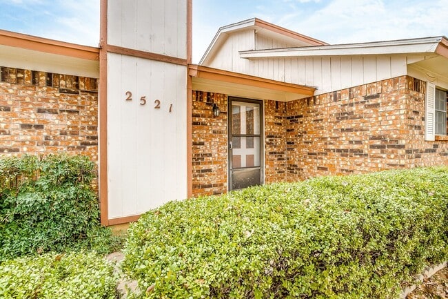 2521 Indigo Ln