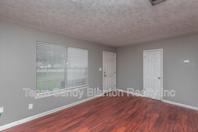 Photo - 525 Quigley Rd