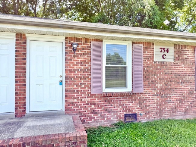 Building Photo - Bancroft Circle Apartments Unit 754 C