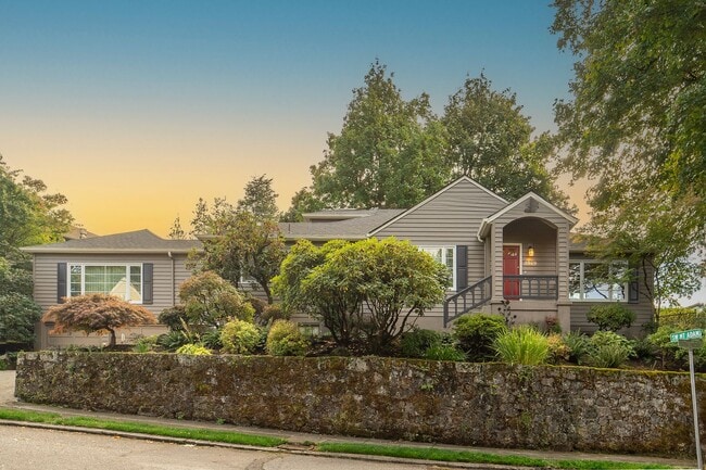 Building Photo - Charming and Well-Maintained Home in a Ser...