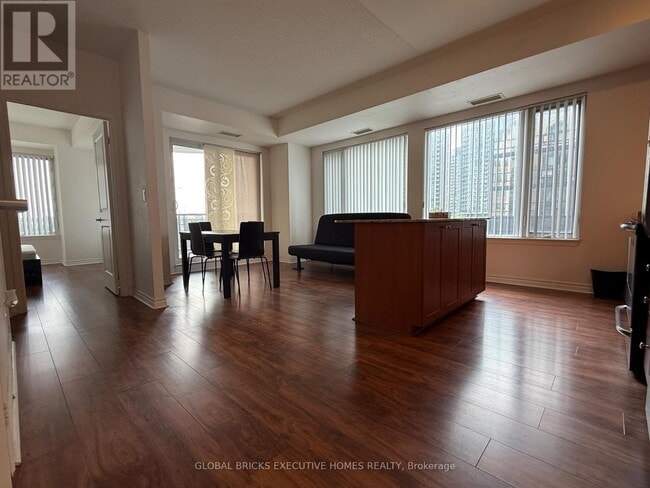 Photo - 385 Prince of Wales Dr Unit 423