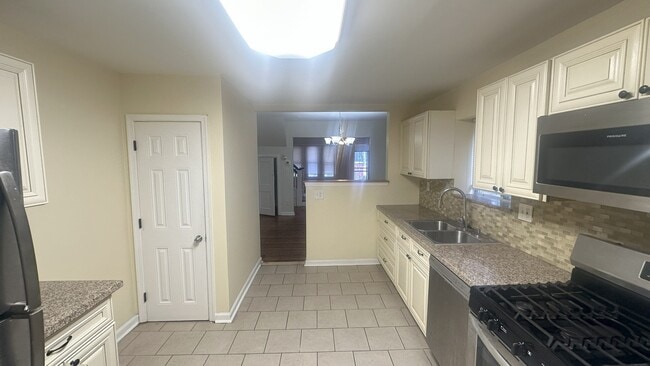 Photo - 6231 Lansdowne Ave