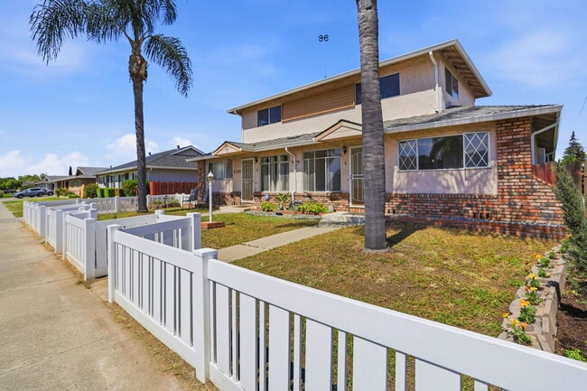 Building Photo - 2105 Royal Dr Unit #1 Front