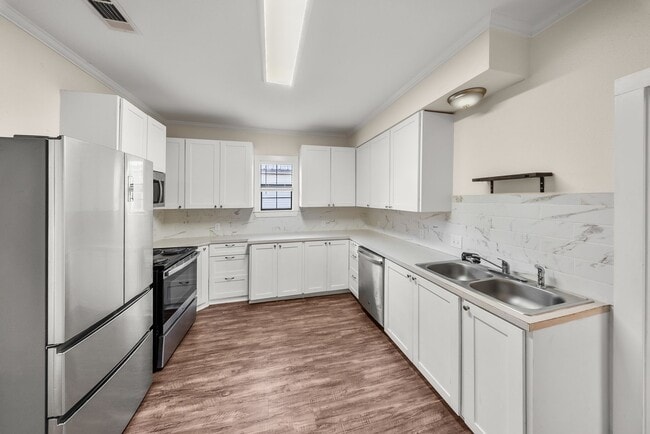 Building Photo - 2 Bedroom House near the Levee in Port Allen  Super cute with a fenced in yard