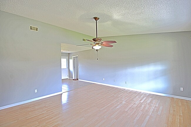 Photo - 850 Lyndsi Ln