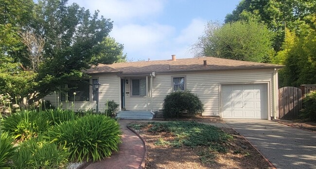 Charming 2 Bedroom, 1 Bathroom Home in San... - Charming 2 Bedroom, 1 Bathroom Home in San...