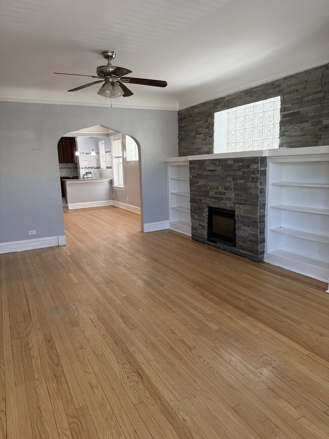 Building Photo - 5639 N Artesian Ave Unit 2