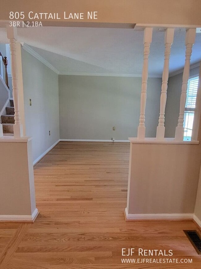 Photo - 805 Cattail Ln NE