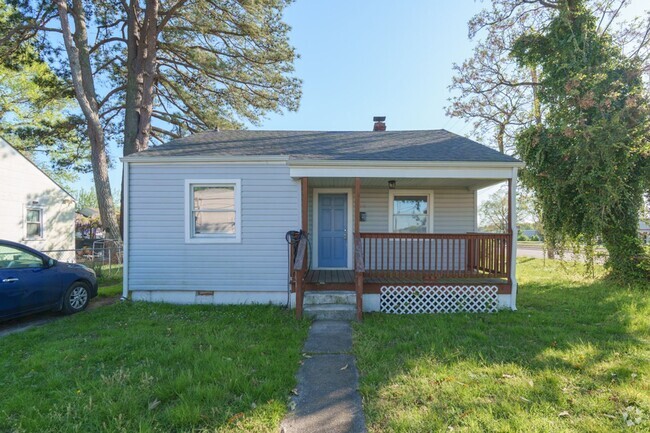 Building Photo - MOVE IN READY 2 Bedroom right off George W... Rental
