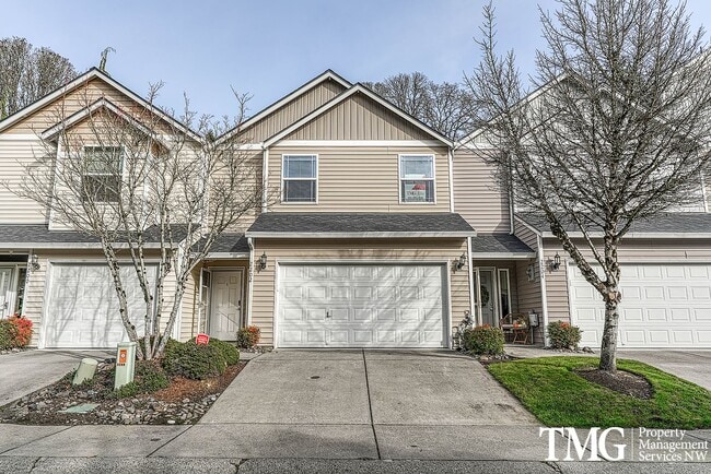 Building Photo - Inviting 3 BD 2.5 Bath Townhome in Gated Community