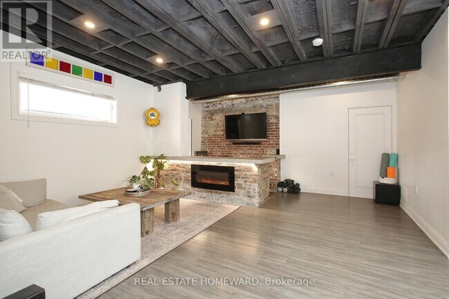 Photo - 1233 Dundas St E