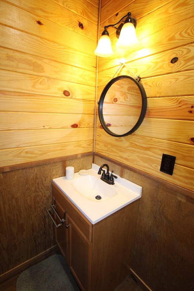 Photo - 900 Race Track Rd