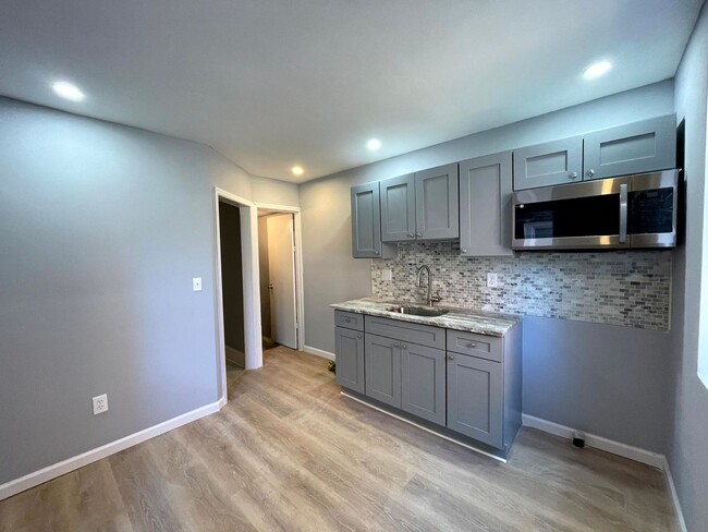 Remodeled 3BR House Steps to LaSalle Unive... - Remodeled 3BR House Steps to LaSalle Unive...