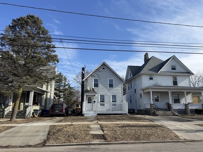 Charming 2-Bedroom Home in Rockford – Upda... - Charming 2-Bedroom Home in Rockford – Upda...