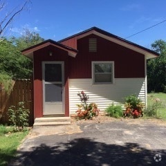 Building Photo - Cozy, Quiet Home