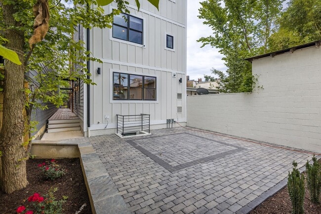 Photo - 727 Kenyon St NW Unit B