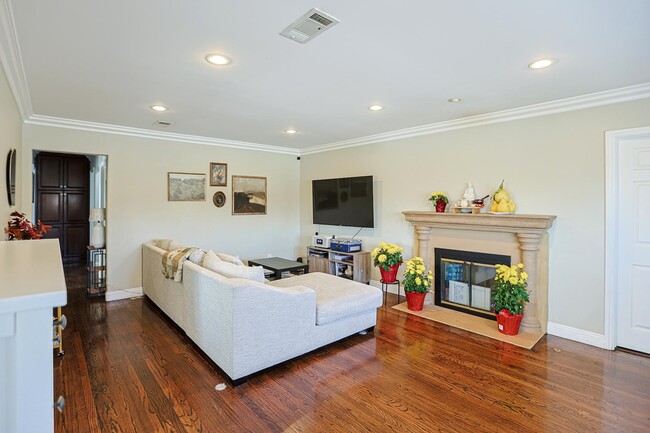 Photo - 313 E 11th St