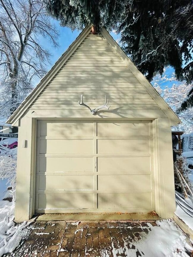 Garaje para un solo automóvil en el patio trasero que se puede utilizar mejor como almacenamiento... pero estacionamos nuestra camioneta allí por un rato. - 483 Boulevard