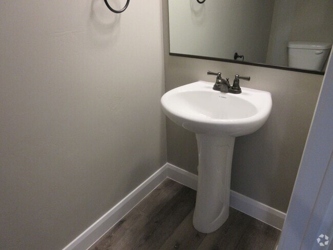 Building Photo - 3 bedroom, 2.5 bath - Newer town home livi...