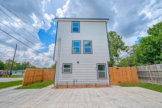 Building Photo - 8125 Eastover St