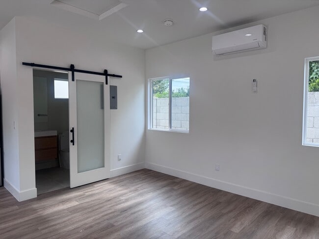 Puerta de granero para baño - 2320 N Naomi St Unidad 101