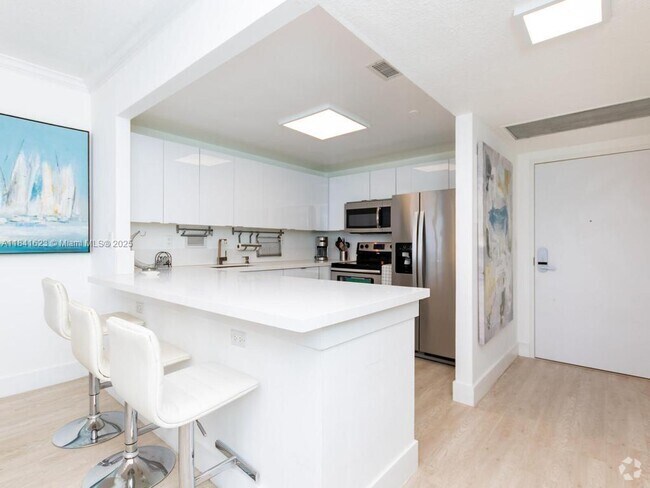Building Photo - 2301 Collins Ave Unit 625 Rental