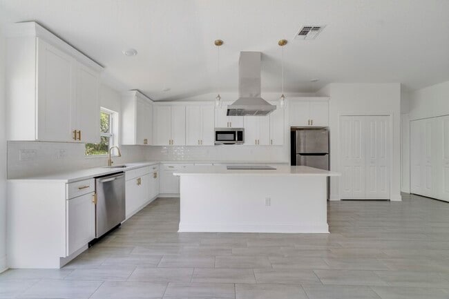 Photo - 417 St Johns Ln