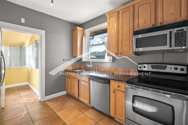 Photo - Beautiful Home with Washer/Dryer and Fenced Yard