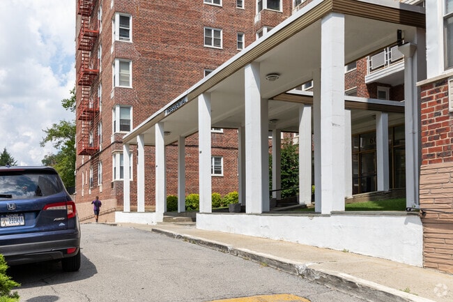 Photo - 601 Kappock St